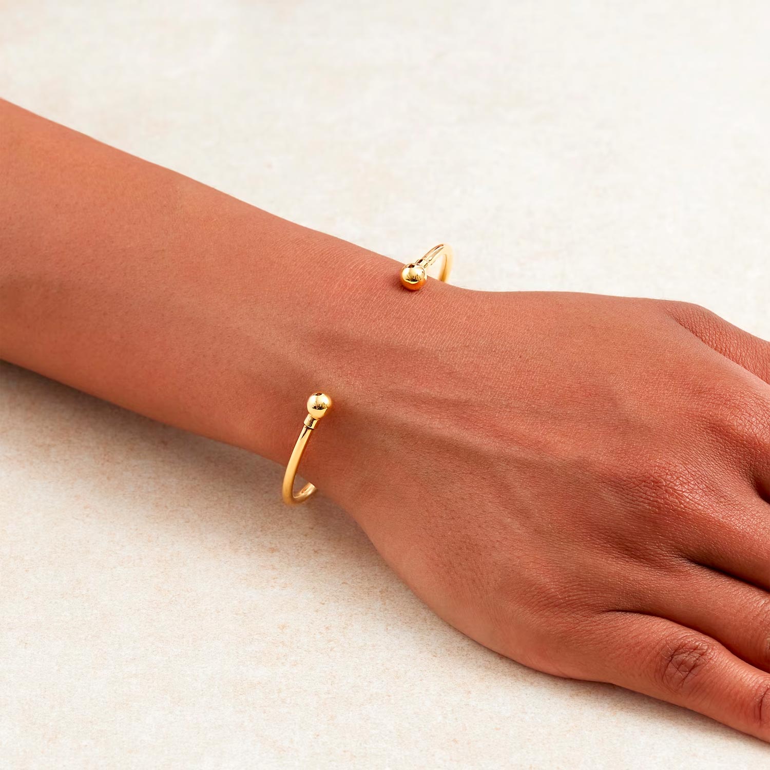 18ct Yellow Gold 2.5mm Tube Torque Bangle - Image 2